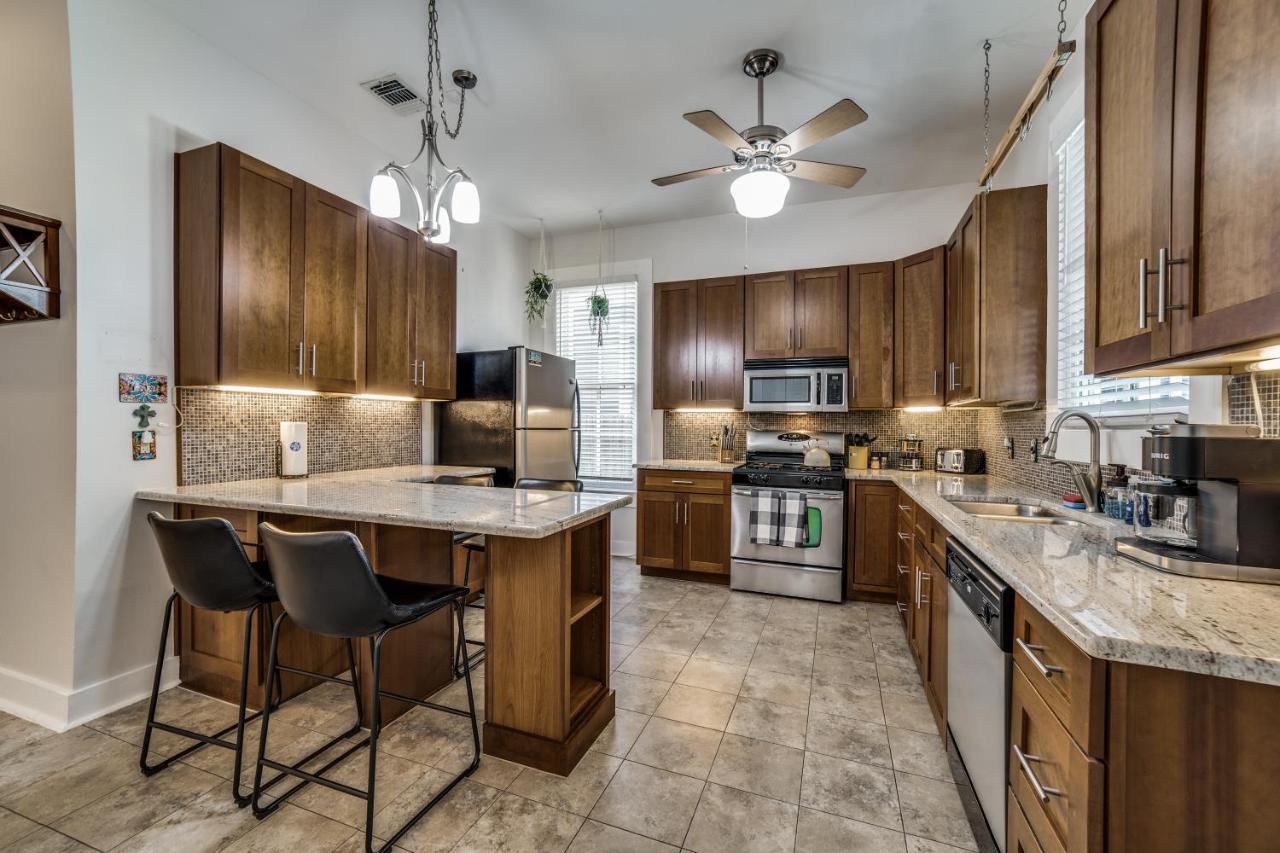 Downtown Historic 2Bdrm, Walk To Riverwalk, Alamo; Beautifully Renovated! サンアントニオ エクステリア 写真