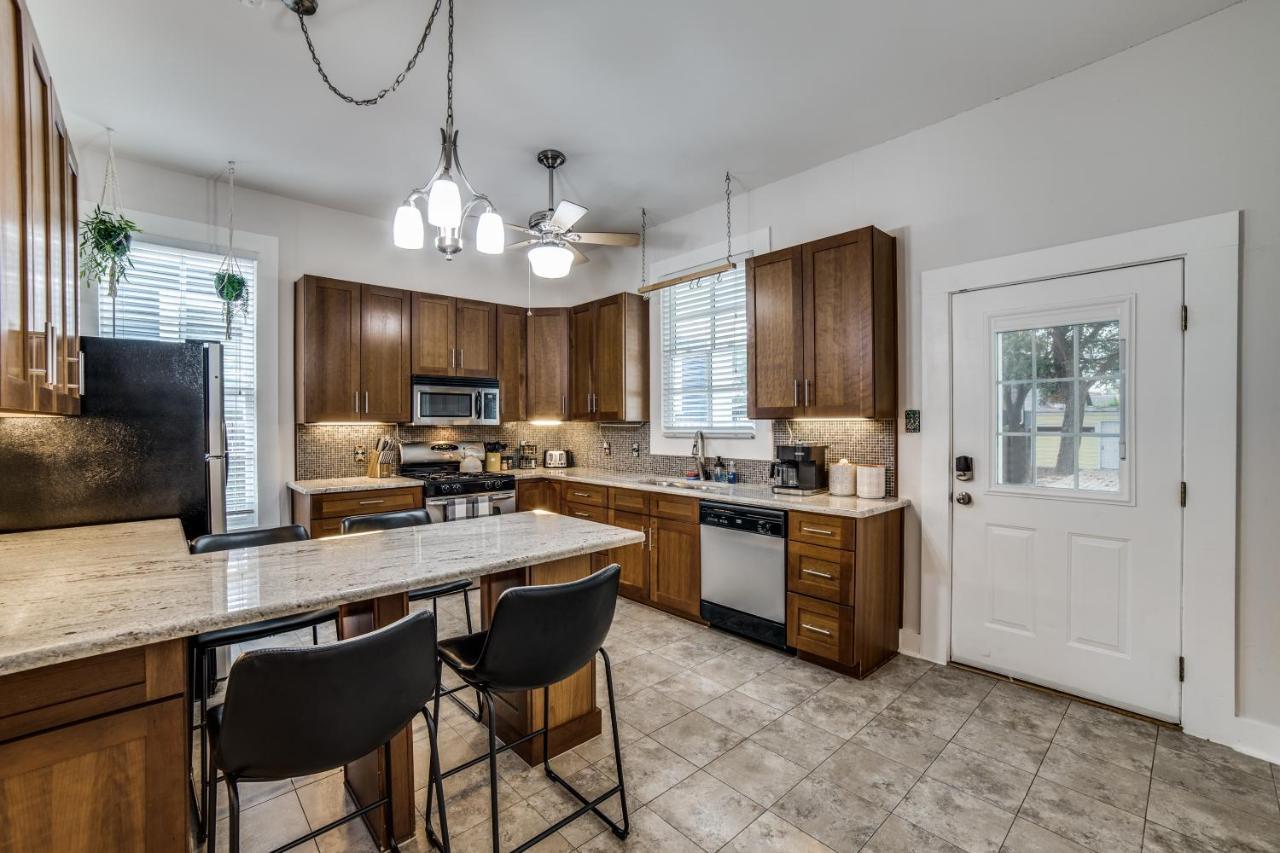 Downtown Historic 2Bdrm, Walk To Riverwalk, Alamo; Beautifully Renovated! サンアントニオ エクステリア 写真