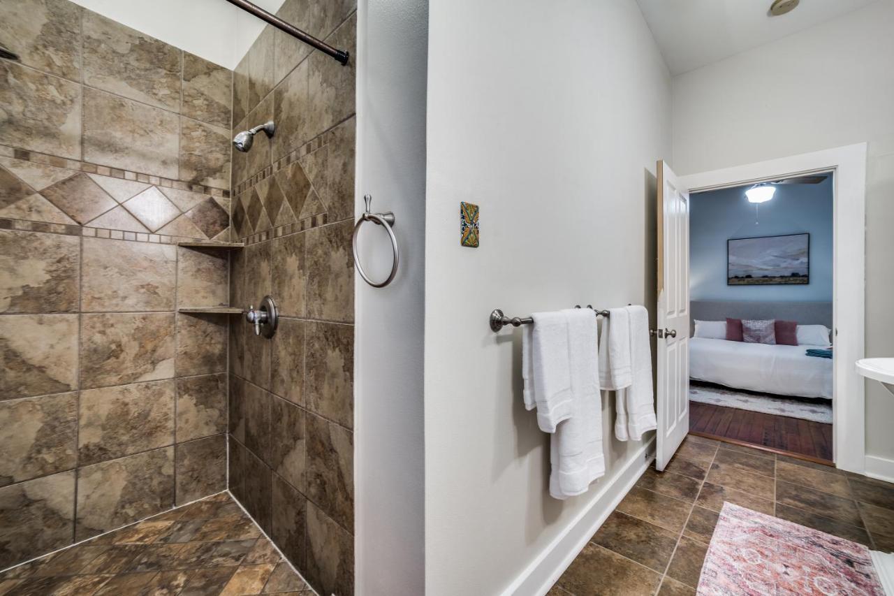 Downtown Historic 2Bdrm, Walk To Riverwalk, Alamo; Beautifully Renovated! サンアントニオ エクステリア 写真