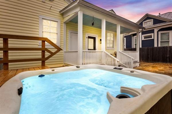 Downtown Historic 2Bdrm, Walk To Riverwalk, Alamo; Beautifully Renovated! サンアントニオ エクステリア 写真